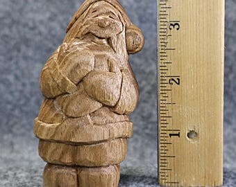 Père Noël en bois sculpté à la main, design original, fabriqué aux États-Unis, bois de noyer cendré, objet de collection signé et daté.