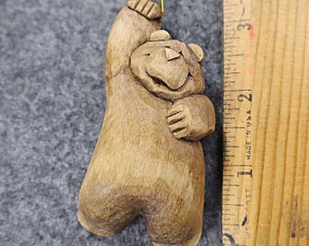 Une décoration originale d'ours en bois sculpté à la main par une artiste vendant ses propres oeuvres, fabriquée en Amérique, oeuvre d'art patrimoniale de collection, un cadeau ours heureux.