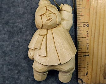 Décoration pour garçon habillée pour l'hiver, design original, sculpté à la main dans du bois de tilleul.