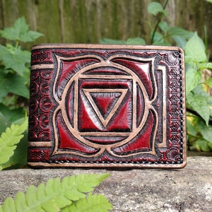 Cartera plegable de cuero hecha a mano con emblema del chakra raíz yóguico
