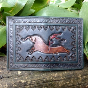Cartera de tarjetas de cuero hecha a mano con acróbata y toro minoicos labrados