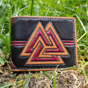 Cartera plegable de cuero hecha a mano con valknut con herramientas y diseño rúnico nórdico