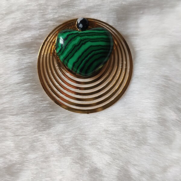 Broche ronde doré et coeur en malachite