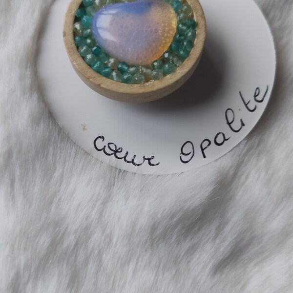 Broche ronde en bois Coeur opalite