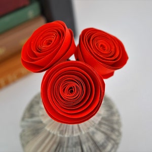 Muttertagsgeschenk für sie – Origami-Buchvase mit roter Rose – Geschenk zum 1. Hochzeitstag aus Papier Bild 6