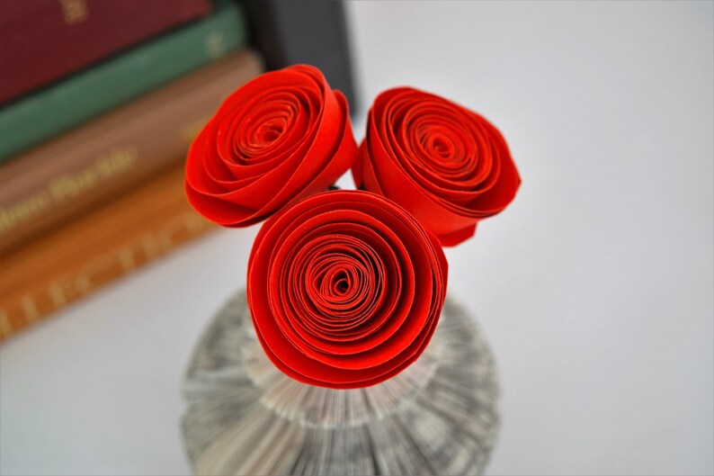 Muttertagsgeschenk für sie – Origami-Buchvase mit roter Rose – Geschenk zum 1. Hochzeitstag aus Papier Bild 6