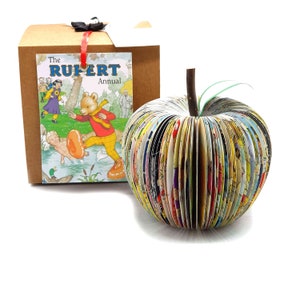Rupert Bär Geschenk - Rupert Bär Jahregeschenk - Buchkunst Apfel - Buchapfel - Comic Art - Handgemacht aus einem Rupert Bärenjahrbuch - Rupert Der Bär