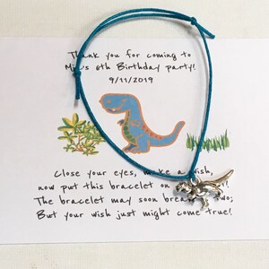 Juego personalizado de 10 *** Pulseras y tarjetas de deseos con dijes de dinosaurios, Recuerdos de fiesta, Cumpleaños, Cumpleaños infantil