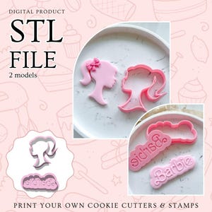 Könnte beinhalten: Rosa Kunststoff-Ausstecher in Form einer Frauensilhouette und dem Wort "Barbie". Das Bild enthält auch den Text "STL FILE" und "PRINT YOUR OWN COOKIE CUTTERS & STAMPS".