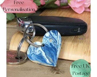 Blauwe sleutelhangers, verfgieten, kleine cadeaus, zakgeldcadeaus, zakknuffels, zakharten, sleutelhangerharten, gepersonaliseerde cadeaus, houten cadeaus,