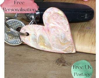 Roze sleutelhanger, verfgieten, kleine cadeaus, zakgeldcadeaus, zakknuffels, zakharten, sleutelhangerharten, houten cadeaus, gepersonaliseerd cadeau,