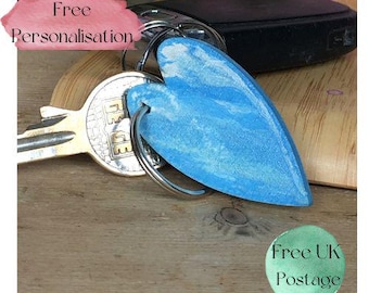 Blauwe sleutelhangers, verfgieten, kleine cadeaus, zakgeldcadeaus, zakknuffels, zakharten, sleutelhangerharten, gepersonaliseerde cadeaus, houten cadeaus,