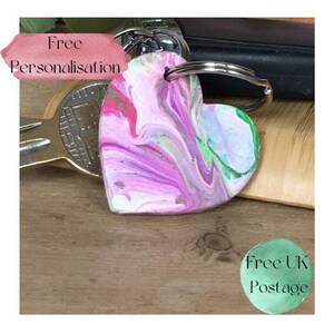 Llavero morado y rosa, pintura vertida, pequeño obsequio, regalo de dinero de bolsillo, abrazos de bolsillo, corazones de bolsillo, llavero de corazón, regalos de madera, regalo personalizado