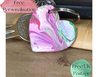 Paarse, roze sleutelhanger, verfgieten, klein cadeautje, zakgeldcadeau, zakknuffels, zakharten, sleutelhangerhart, houten cadeaus, gepersonaliseerd cadeau