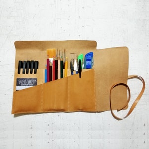 Astuccio arrotolabile in pelle con scomparti per strumenti per artisti e artigiani. Regalo di laurea personalizzato o idea regalo di compleanno
