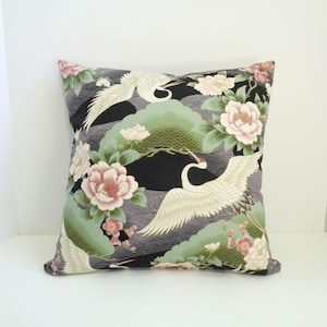Funda de almohada con diseño de pájaro grulla, estilo asiático, con detalles en dorado metálico, y flor de cerezo rosa japonesa de 40 cm.