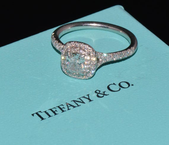 Anillo Soleste de Tiffany anillo de compromiso de diamantes  auténticos Tiffany con halo doble y talla cojín de 0,79 quilates, talla F  VVS1,