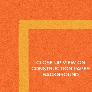 Pu&ograve; includere: Vista ravvicinata di carta da costruzione arancione con una linea gialla che corre verticalmente e orizzontalmente sulla superficie. Il testo "CLOSE UP VIEW ON CONSTRUCTION PAPER BACKGROUND" &egrave; stampato in bianco nella parte inferiore dell'immagine.