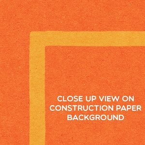 Pu&ograve; includere: Vista ravvicinata di carta da costruzione arancione con una linea gialla che corre verticalmente e orizzontalmente sulla superficie. Il testo "CLOSE UP VIEW ON CONSTRUCTION PAPER BACKGROUND" &egrave; stampato in bianco nella parte inferiore dell'immagine.