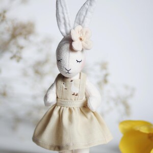 Handgefertigtes weißes Samthäschen mit Tasche: Besticktes Blumen Haarband