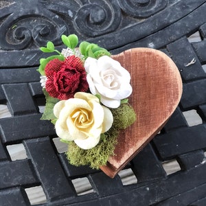Rustikale Ringschatulle aus Holz mit Herz: Blumenmuster