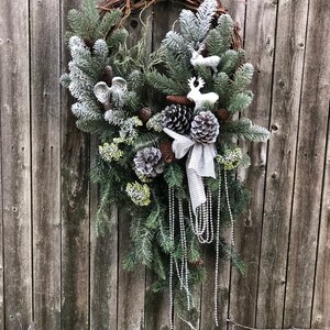 Christmas woodland wreath, Christmas wreaths, Rustic Christmas wreath, Christmas front door, Front door, Christmas door decor, Woodland