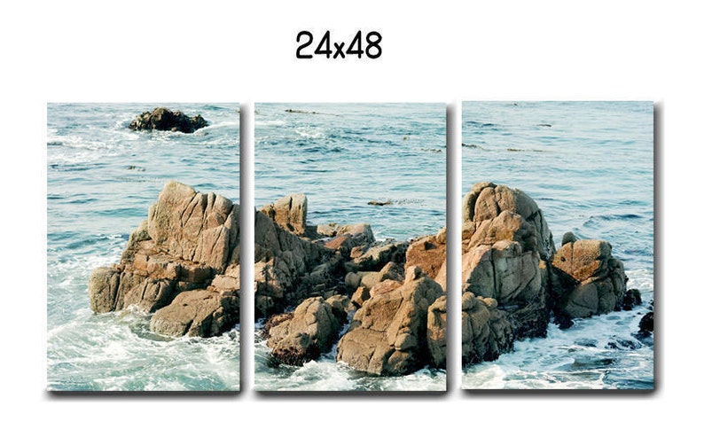 Może przedstawiać: Trzyczęściowy wydruk na pł&oacute;tnie przedstawiający malowniczy krajobraz morski z skalistymi wychodniami wynurzającymi się z błękitnej wody. Fale rozbijają się o skały, tworząc wrażenie ruchu i energii. Niebo jest jasnoniebieskie, a słońce świeci.