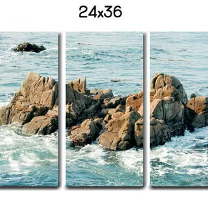 Może przedstawiać: Tr&oacute;jpanelowy wydruk na pł&oacute;tnie przedstawiający skalisty cypel w oceanie. Skały są jasnobrązowe i otoczone niebieską wodą z białymi falami. Wydruk ma rozmiar 24 cale na 36 cali.