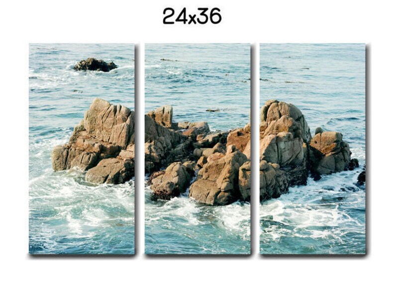 Może przedstawiać: Tr&oacute;jpanelowy wydruk na pł&oacute;tnie przedstawiający skalisty cypel w oceanie. Skały są jasnobrązowe i otoczone niebieską wodą z białymi falami. Wydruk ma rozmiar 24 cale na 36 cali.