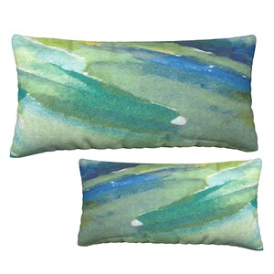Könnte beinhalten: Zwei rechteckige Kissen mit einem Aquarelldesign mit abstrakten grünen, blauen und weißen Pinselstrichen.