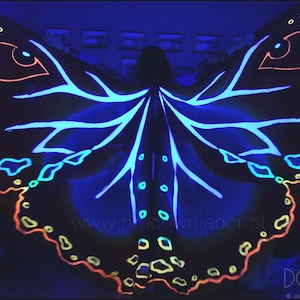 Ultraviolette Mothra-Flügel. Handbemalte Seidenflügel die im UV Licht leuchten. Tanzflügel Kostüm auf Bestellung