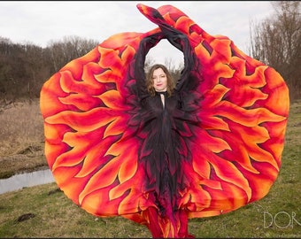 Cape en soie de feu composée de deux tissus de cercles complets. Sur commande. Vêtements de performance