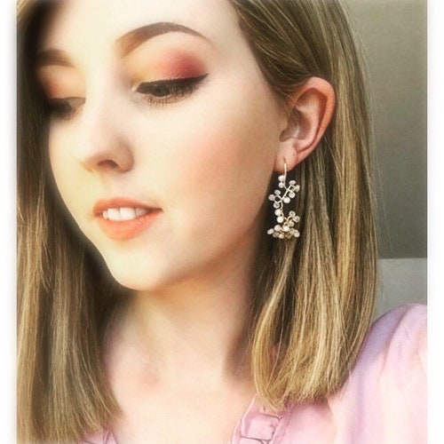 Boucles d'oreilles de mariage de Katie's et bracelet liane assorti avec pierres de lune et petites perles d'eau douce