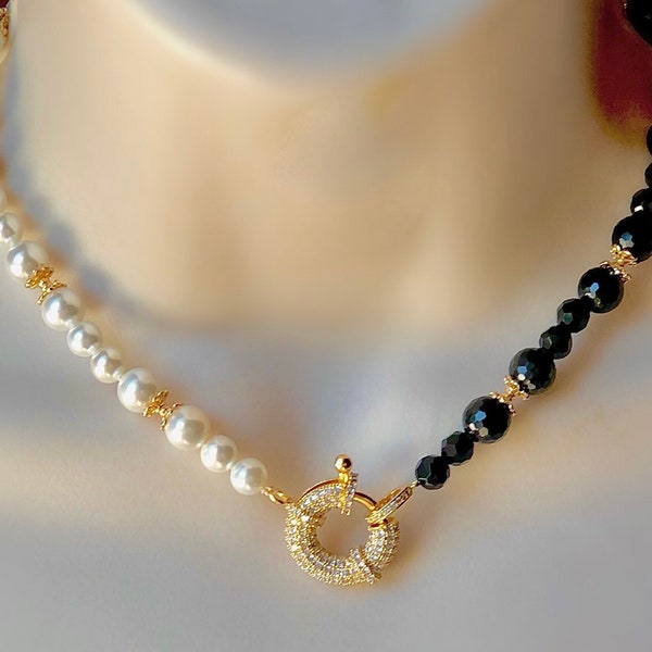 Collier de perles « noires et blanches » et de pierre d'onyx noir de Stassi avec pendentif Mariners CZ Pavé