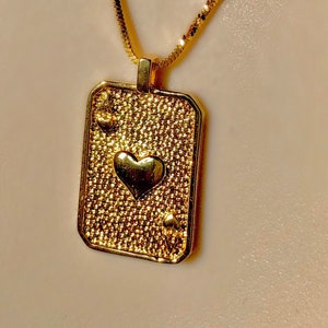 Cartão Ás de Copas de Katie e corrente de cobra torcida com preenchimento de ouro 18k