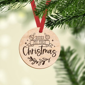 Babys erstes Weihnachten graviertes hölzernes Ornamentandenken für Weihnachtsbaum oder Geschenk für neue Eltern.
