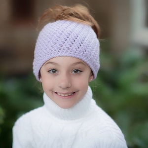 Gorro de moño desordenado hecho a mano: gorro de cola de caballo acrílico morado orquídea