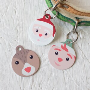 Santa y sus amigos del taller Pet Id Tag – etiqueta personalizada de nombre de hombre de reno elfo – regalos para perros – etiqueta de identificación de perro personalizada - P148
