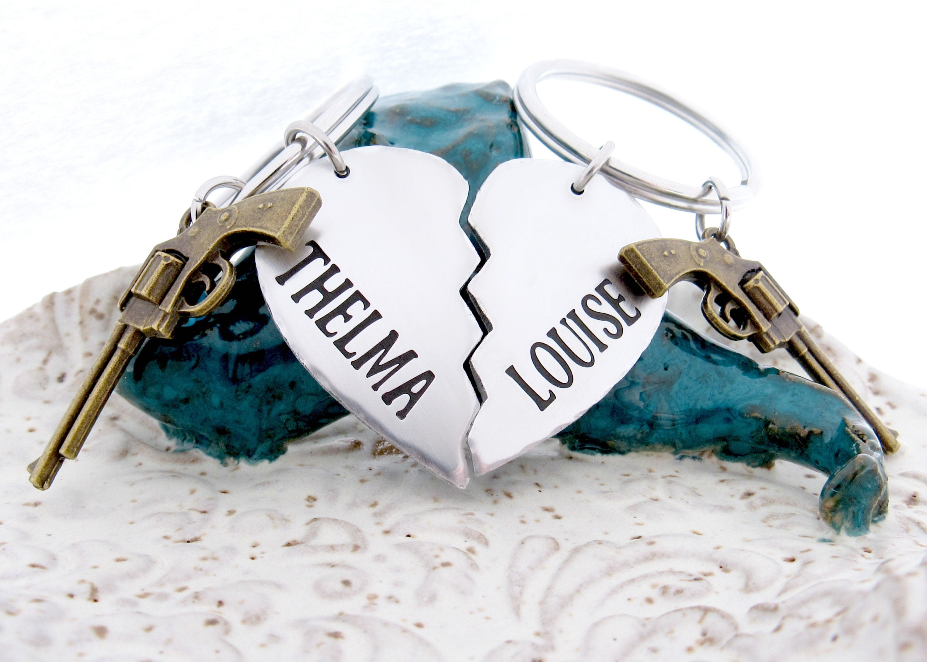 Art Attack Thelma & Louise Bonnie & Clyde Gun Revolver BFF Best Friends  Broken Heart Partners in Crime Bandit Bag Charm Pendant Keychain (Thelma &  Louise) 