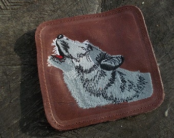 Toppa ricamata a forma di lupo: accessorio in vera pelle marrone
