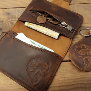 Cartera de piel, cartera fina, marrón oscuro, monedero, oso, accesorio de caza, llavero, tarjetero, llavero, cazador,
