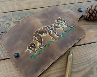 Cartera plegable con león bordado: tarjetero de cuero marrón