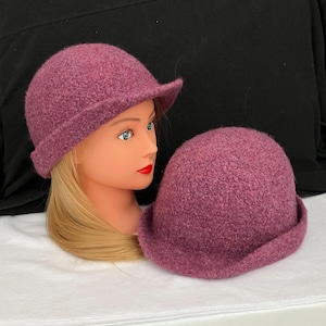 Classic 1920’s hand felted wool cloche hat. Berry.
