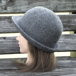 Classic 1920’s hand felted wool cloche hat.  Stone Grey.