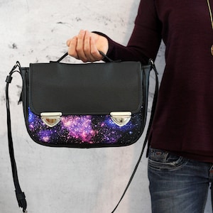 Dossier noir avec Galaxies. Sac crossbody végétalien. Dossier avec poche extérieure