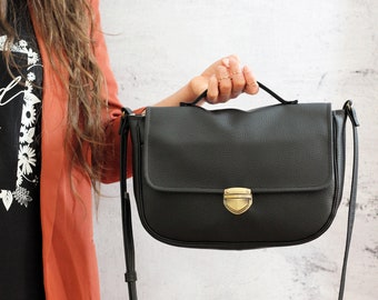 Cartella nera in ecopelle con bottone bronzo. Borsa a tracolla vegan. Cartella stile vintage con tasca esterna