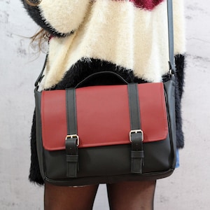 Bolso maletín en piel vegana negra y burdeos. Bolsa laptot 13". Bolsa de cartero con hebillas
