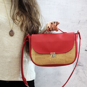 Porte-documents rouge avec poche en liège. Sac à bandoulière végétalien. Dossier avec poche externe