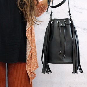 Sac seau noir à franges. Sac bandoulière bohème végétalien