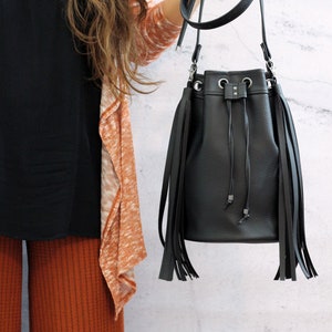 FRINGE BUCKET BAG GOLDEN STARS BLACK LEATHER – Artisan Shop GT